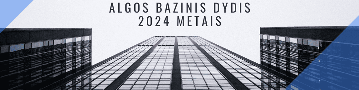 Vaizdas iš apačios į aukštus, modernius dangoraižius blyškiame danguje. Centre yra tekstas „ALGOS BAZINIS Dydis 2024 Metais“, kuris išvertus iš anglų kalbos reiškia „Pagrindinis atlyginimo dydis 2024 metais“. Mėlynos geometrinės figūros puošia kampus.