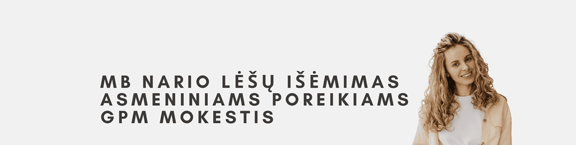 Moteris garbanotais plaukais, vilkinti smėlio spalvos drabužį, stovi kairėje rankoje laikydamas iškarpinę. Jos kairėje šviesiame fone yra tekstas lietuvių kalba „MB Nario Lėšų Išėmimas Asmeniniams Poreikiams GPM Mokestis“.