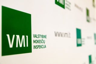 Nuotraukoje sienoje pavaizduotas Valstybinės mokesčių inspekcijos logotipas ir pavadinimas lietuvių kalba, akronimas „VMI“ ir svetainės adresas „www.vmi.lt“ žalios spalvos tekstu.