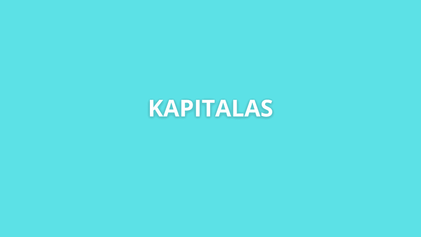 Paveikslėlio fonas yra šviesiai mėlynas, o centre, paryškintu baltu didžiųjų raidžių užrašytas žodis „KAPITALAS“.