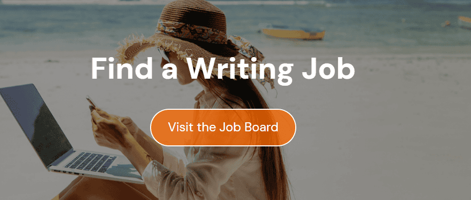 Moteris su skrybėle nuo saulės paplūdimyje naudojasi nešiojamuoju kompiuteriu ir telefonu, ant kurio užrašytas tekstas "Find a Writing Job" ir oranžinis mygtukas su užrašu "Visit the Job Board".