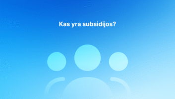 Šviesiai mėlyna grafika su trimis abstrakčiomis asmenų piktogramomis ir lietuvišku tekstu "Kas yra subsidijos?" (Kas yra subsidijos?) baltai centre mėlyname gradiento fone. | Sąskaita123 Šviesiai mėlyna grafika su trimis abstrakčiomis asmenų piktogramomis ir lietuvišku tekstu "Kas yra subsidijos?" (Kas yra subsidijos?) baltai centre mėlyname gradiento fone.