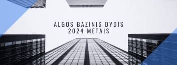 Vaizdas iš apačios į aukštus, modernius dangoraižius blyškiame danguje. Centre yra tekstas „ALGOS BAZINIS Dydis 2024 Metais“, kuris išvertus iš anglų kalbos reiškia „Pagrindinis atlyginimo dydis 2024 metais“. Mėlynos geometrinės figūros puošia kampus.