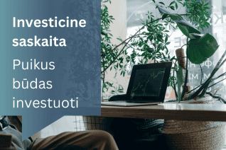 Nešiojamas kompiuteris, kuriame rodomos akcijų diagramos, yra ant medinio stalo šalia augalo prie lango. Teksto perdangoje lietuvių kalba rašoma „Investicine sąskaita: Puikus būdas investuoti“, reiškiantį „Investicinė sąskaita: puikus būdas investuoti.