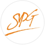 Oranžinis kursyvu parašytas logotipas „SYPG“ ant balto apvalaus fono.