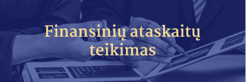 Du žmonės diskutuoja apie dokumentus su pavadinimu „Finansinių ataskaitų teikimas“ lietuvių kalba. Vienas asmuo rodo į puslapį su rašikliu, nurodydamas pokalbį apie finansines ataskaitas.