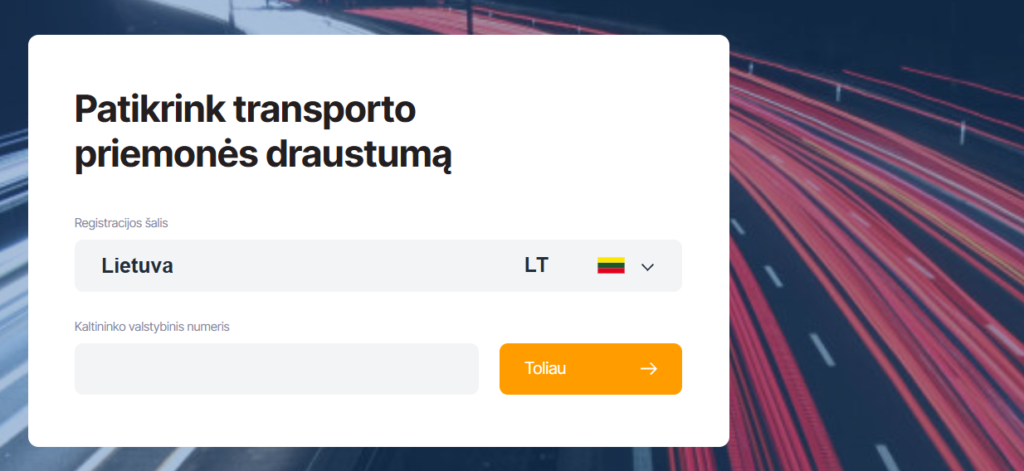 Svetainės sąsaja lietuvių kalba, skirta transporto priemonių draudimui patikrinti. Joje yra šalies ir kalbos išskleidžiamieji sąrašai, laukas transporto priemonės registracijos numeriui įvesti ir oranžinis mygtukas "Toliau". Fone pavaizduoti šviesos takai kelyje.