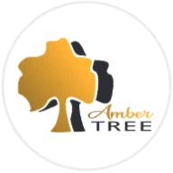 „Amber Tree“ logotipas, kuriame pavaizduotas auksinis medžio siluetas ir užrašas „Amber Tree“.