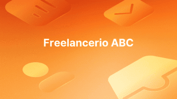 Baltas tekstas "Freelancerio ABC" oranžinės spalvos gradientiniame fone su abstrakčiomis, pusiau permatomomis šviesesnių oranžinių ir geltonų tonų figūromis ir piktogramomis.