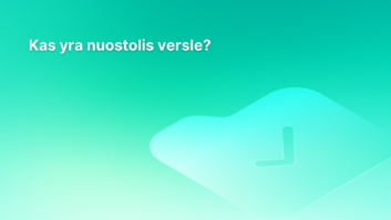 Baltame tekste žaliame gradiento fone rašoma "Kas yra nuostolis versle?", o apatiniame dešiniajame kampe matomas silpnas varnelės simbolis.
