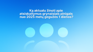 Baltas tekstas lietuvių kalba mėlyname gradientiniame fone su abstrakčiomis trijų žmonių piktogramomis. Tekste pateikiama svarbi informacija apie mokėjimus grynaisiais pinigais nuo 2025 m. gegužės 1 d.