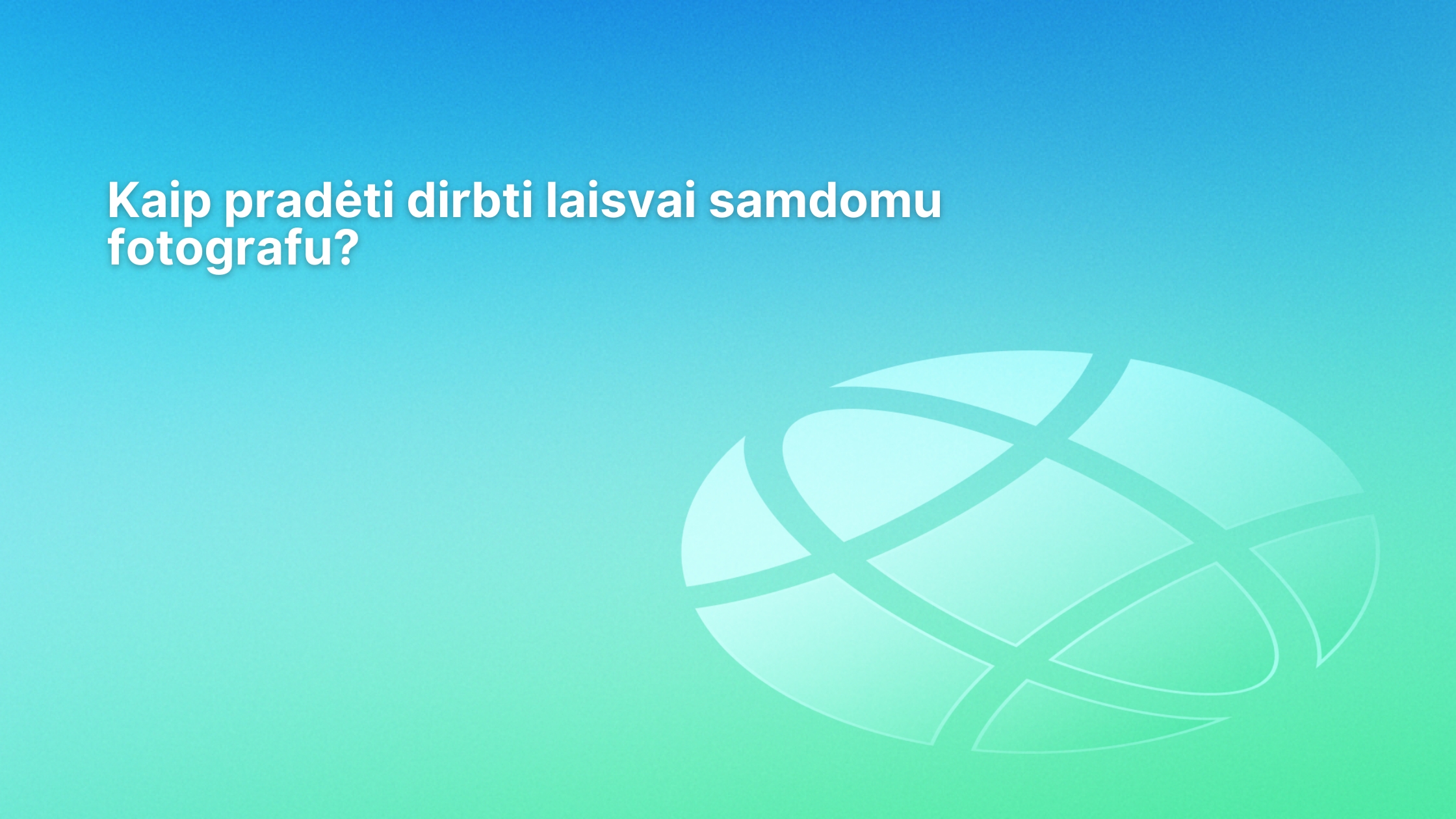 Baltame lietuviškame tekste mėlynai žaliame gradientiniame fone rašoma: "Kaip pradėti dirbti laisvai samdomu fotografu?", o dešinėje pusėje pavaizduotas abstraktus gaublys.