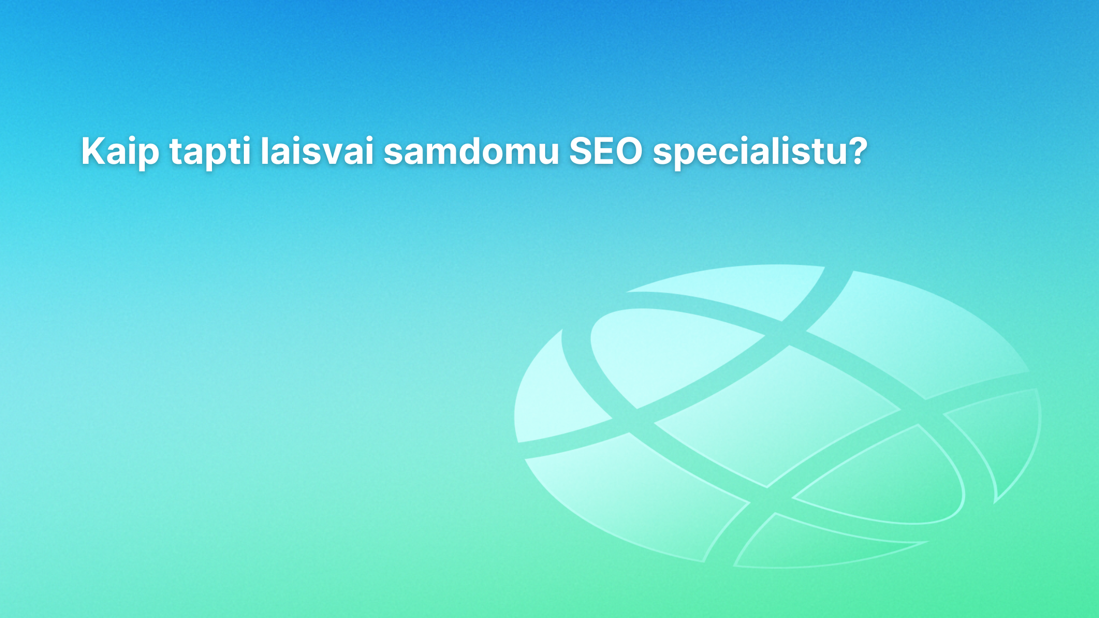 Baltas tekstas mėlynai žaliame gradiento fone: "Kaip tapti laisvai samdomu SEO specialistu?" su pusiau permatoma gaublio piktograma dešinėje.