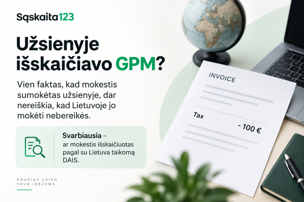 Ant stalo guli ne&scaron;iojamasis kompiuteris, ra&scaron;iklis ir sąskaita faktūra su užra&scaron;u &bdquo;Mokestis &ndash;100 &euro;&ldquo;, &scaron;alia &ndash; tekstas lietuvių kalba, kuriame paai&scaron;kinama apie pajamų mokesčio (GPM) atskaitas už užsienyje uždirbtas pajamas, bei teisinės pastabos; matomi žali ir juodi prekės ženklo elementai.